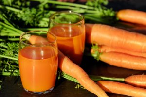 Ingredientes para elaborar zumo de zanahoria con triturador